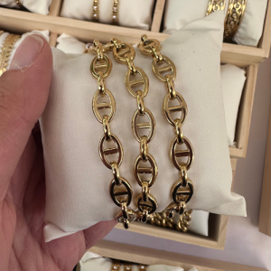 Chic et moderne, ce bracelet doré à maillons ovales en acier inoxydable est résistant à l’eau et parfait pour un look tendance au quotidien.