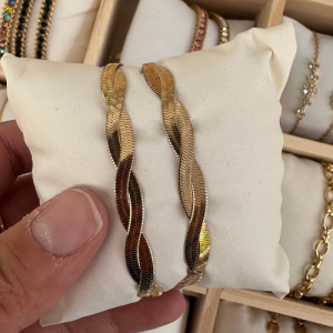 Élégant et moderne, ce bracelet doré torsadé en acier inoxydable est résistant à l’eau et parfait pour un style chic et raffiné.