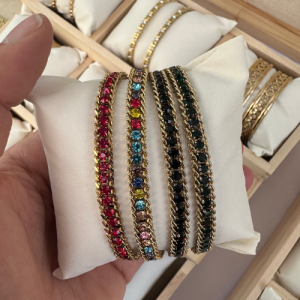 Illuminez votre poignet avec nos bracelets rivière dorés sertis de zirconium coloré. Résistants à l’eau, élégants et parfaits pour toutes les occasions.