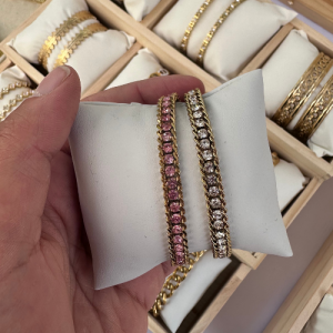 Illuminez votre poignet avec nos bracelets rivière dorés sertis de zirconium coloré. Résistants à l’eau, élégants et parfaits pour toutes les occasions.