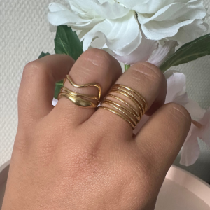 Bague Ondulations Dorées – Acier Inoxydable Ajustable