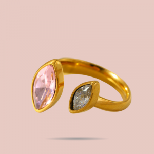 Élégante et moderne, cette bague dorée en acier inoxydable est ornée de deux cristaux rose et blanc. Résistante à l’eau et ajustable.