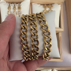 Adoptez l’élégance intemporelle avec ce bracelet gourmette doré en acier inoxydable, résistant à l’eau et parfait pour un style affirmé.