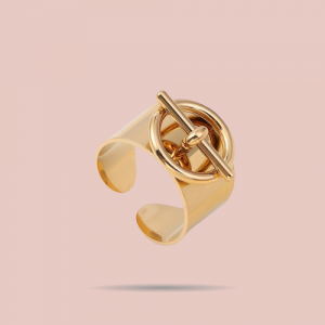 Audacieuse et tendance, cette bague dorée large en acier inoxydable se distingue par son fermoir anneau unique. Élégante, résistante et ajustable.