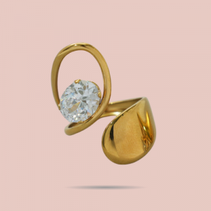 Élégante et moderne, cette bague dorée en acier inoxydable se distingue par son design ouvert et son cristal blanc scintillant. Résistante et ajustable.