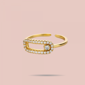 Élégante et raffinée, cette bague dorée rectangle sertie de zirconium en acier inoxydable est ajustable, résistante à l’eau et intemporelle.