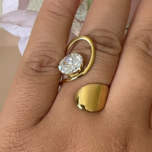 Élégante et moderne, cette bague dorée en acier inoxydable se distingue par son design ouvert et son cristal blanc scintillant. Résistante et ajustable.