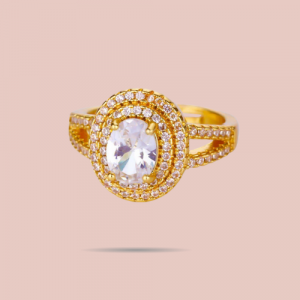 Élégante et raffinée, cette bague dorée solitaire ovale sertie de zirconium en acier inoxydable est résistante à l’eau et idéale pour briller.