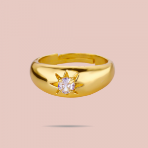 Chic et lumineuse, cette bague dorée en acier inoxydable est ornée d’un zirconium scintillant serti dans un motif soleil. Résistante à l’eau et durable.