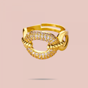 Élégante et moderne, cette bague dorée en acier inoxydable est ornée d’un maillon serti de zirconium. Résistante à l’eau et ajustable.