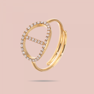 Élégante et moderne, cette bague dorée en acier inoxydable au design ovale serti de zirconium est ajustable, résistante à l’eau et intemporelle.