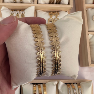 Craquez pour ce bracelet doré en acier inoxydable, orné de motifs feuilles gravées. Élégant, résistant à l’eau et parfait pour un style raffiné