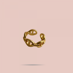 Tendance et moderne, cette bague dorée en acier inoxydable au design maillons est ajustable, résistante à l’eau et parfaite au quotidien.