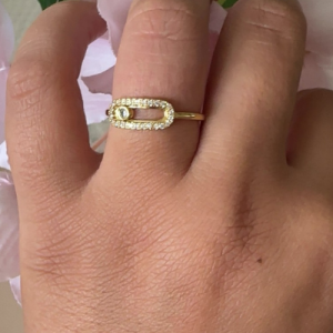 Élégante et raffinée, cette bague dorée rectangle sertie de zirconium en acier inoxydable est ajustable, résistante à l’eau et intemporelle.