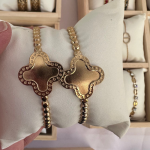 Bracelet Doré Trèfle Martelé en Acier Inoxydable –