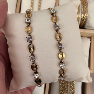 Élégant et lumineux, ce bracelet doré en acier inoxydable associe maillons ronds et zirconium éclatant. Résistant à l’eau, raffiné et intemporel.