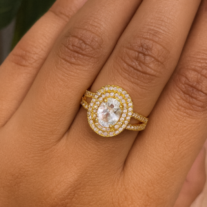 Élégante et raffinée, cette bague dorée solitaire ovale sertie de zirconium en acier inoxydable est résistante à l’eau et idéale pour briller.