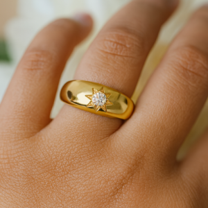 Chic et lumineuse, cette bague dorée en acier inoxydable est ornée d’un zirconium scintillant serti dans un motif soleil. Résistante à l’eau et durable.