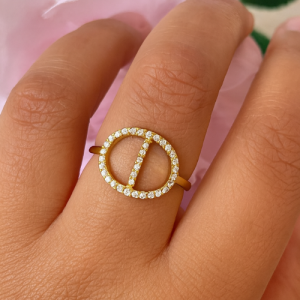 Élégante et moderne, cette bague dorée en acier inoxydable au design ovale serti de zirconium est ajustable, résistante à l’eau et intemporelle.