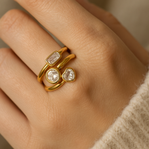 Bague  dorée en acier inoxydable – Trio de cristaux scintillants